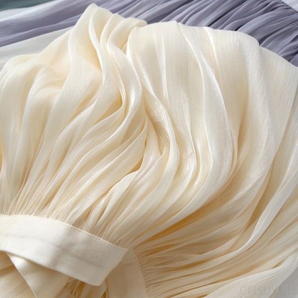A slimming and figure-hugging summer gauzy dress