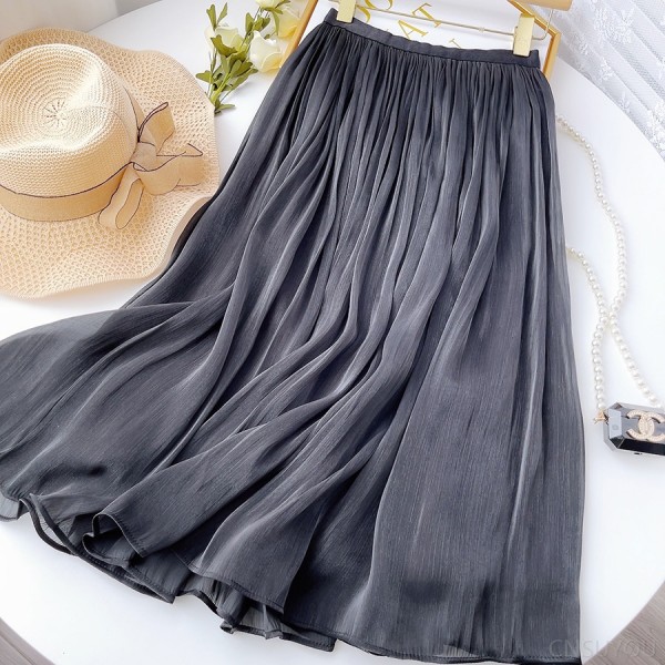 A slimming and figure-hugging summer gauzy dress